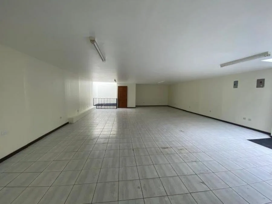 Casa amplia de múltiples niveles con 5 habitaciones y gran potencial 26-1440 GS - Venta en Tibás