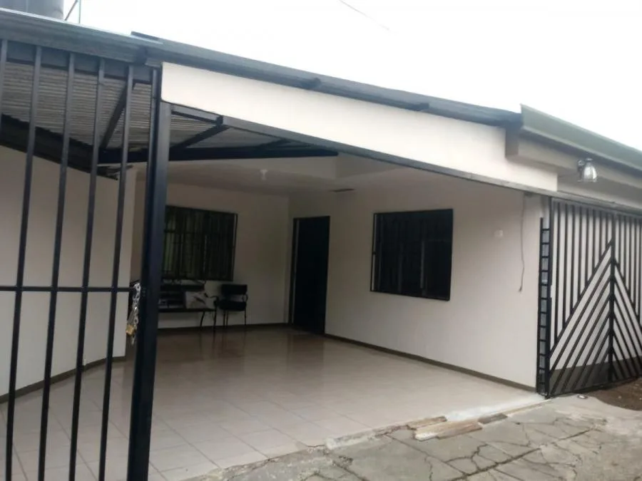 Vendo casa en San Francisco de Heredia, cerca al Mall Oxigeno. De 1 piso con 5 habitaciones - Venta en San Francisco