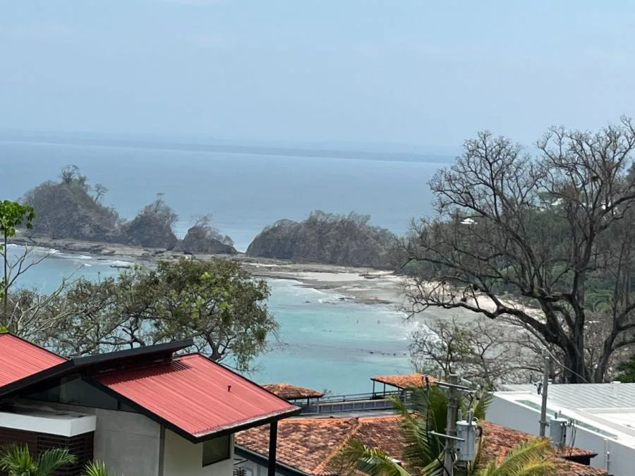 Alquilo casa amueblada en Punta Leona, incluye los servicios y servicio de limpieza - Alquiler / Renta en Jacó