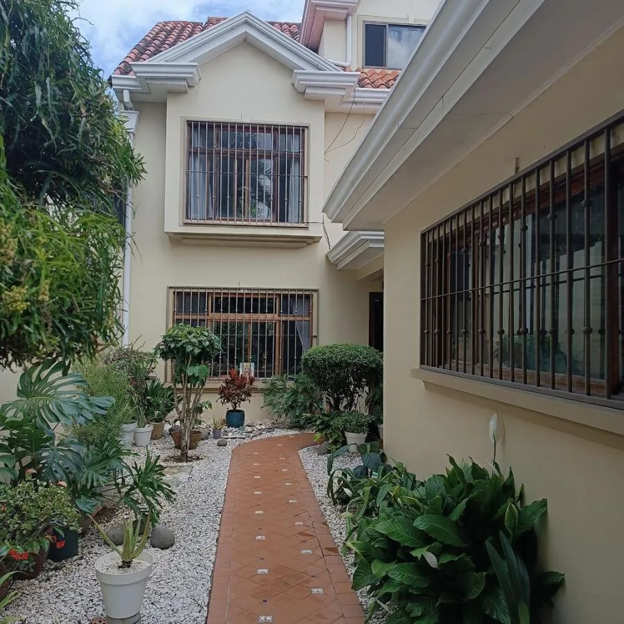 Venta de Casa independiente en Escazú Jaboncillos - Espaciosa y céntrica  - Venta en Escazú