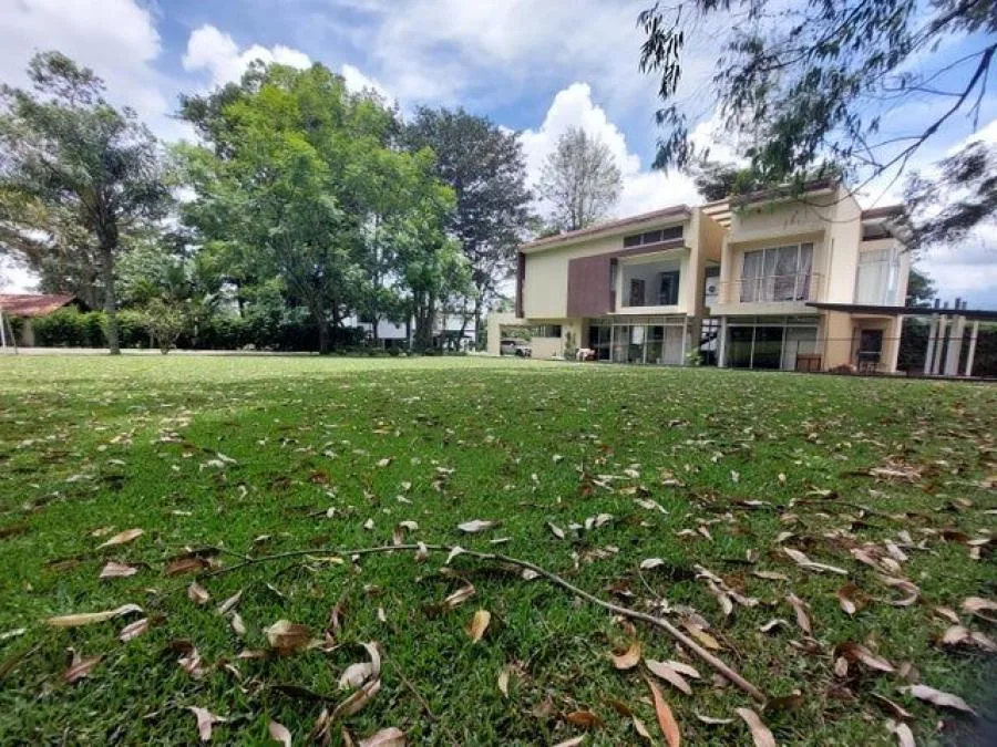 Venta casa lujo amplia con jardín, oficina y jacuzzi $498,000 #26-1825 GS - Venta en Santo Domingo