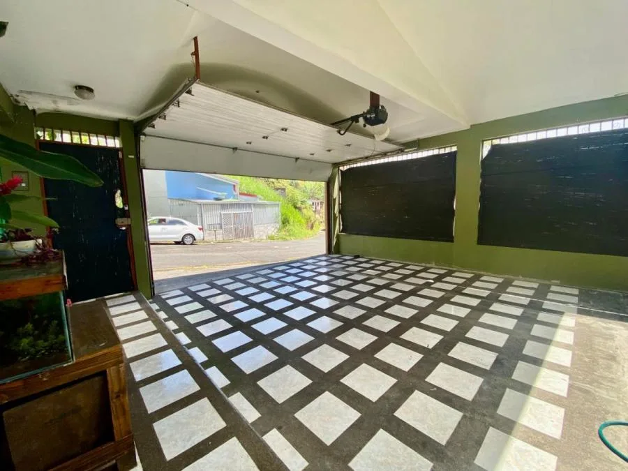 Venta de Casa amplia en Tibás, Cinco Esquinas. - Venta en Tibás — photo 2