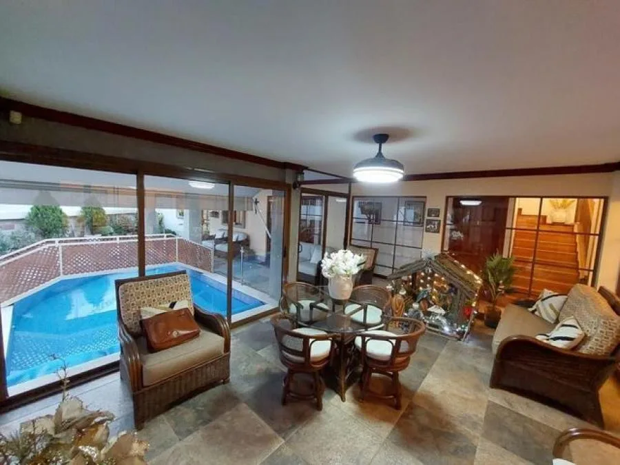 Casa esquinera de alto nivel en Bello Horizonte, Escazú  - Venta en Escazú