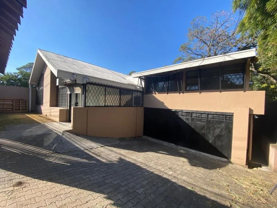 Amplia casa en condominio con espacios ideales para disfrutar en familia en Santa Ana#24-652 GS - Venta en Santa Ana