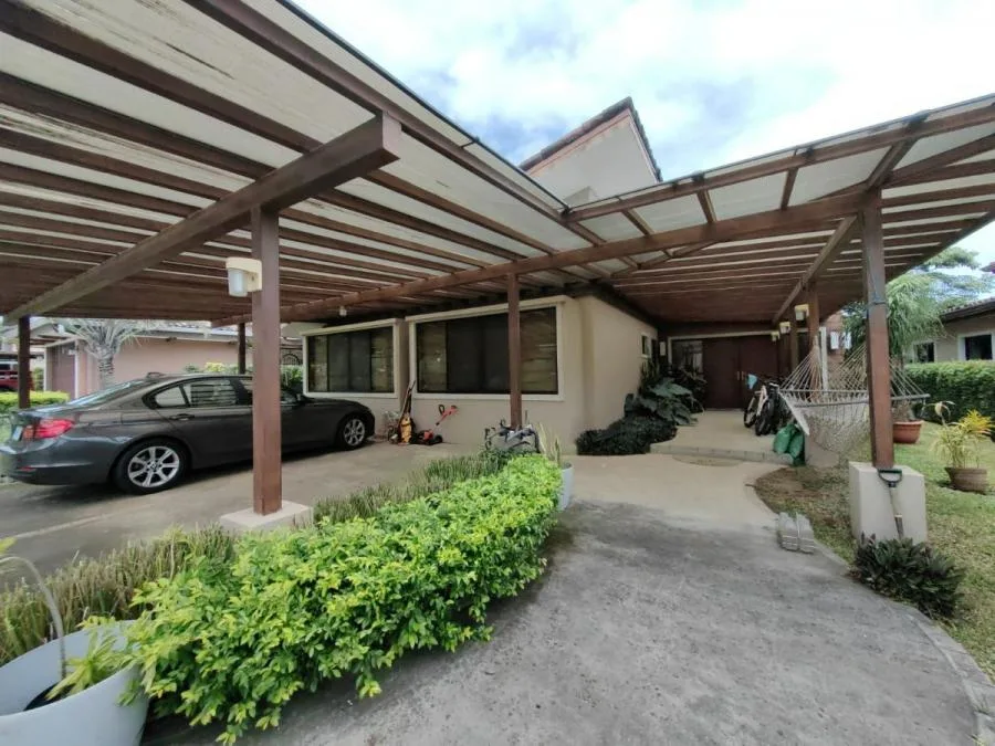 Casa con amplia area verde en condominio ubicada en La Guacima, Alajuela RAH 23277 - Venta en Guácima