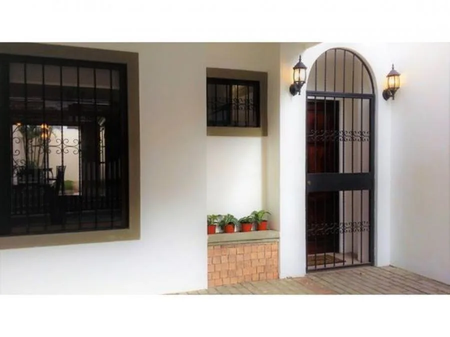 ALQUILER DE CASA AMOBLADA, SAN JOSÉ, ESCAZÚ, GUACHIPELIN, URBANIZACIÓN QUINTANAR - Alquiler / Renta en Escazú