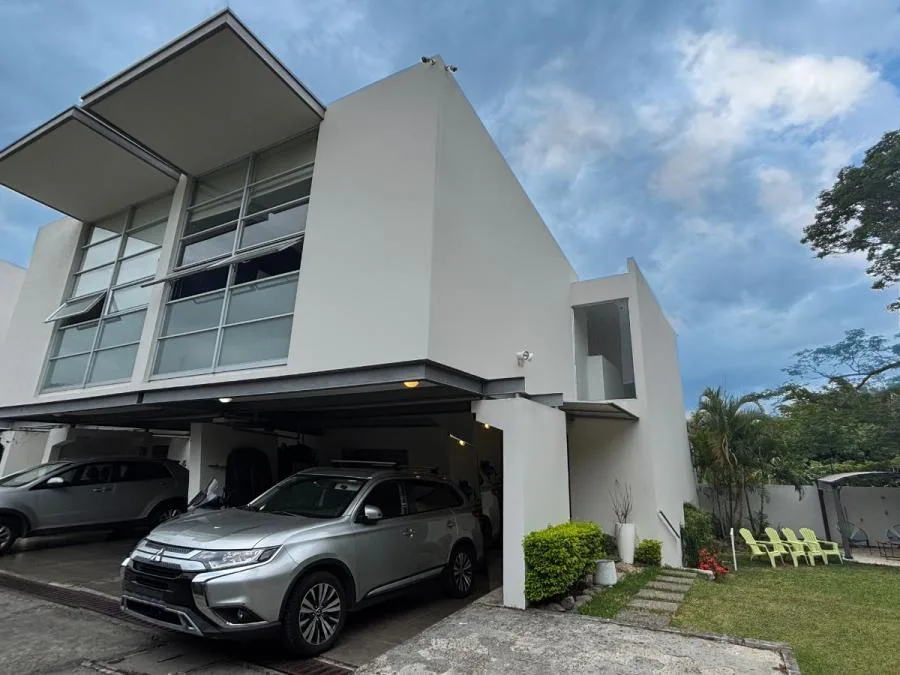 Venta de casa en Santa Ana en condominio - Venta en Santa Ana