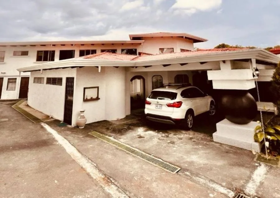 Propiedad amplia, versátil y con excelente retorno: actualmente alquilada por Airbnb hasta agosto de - Venta en Santo Domingo