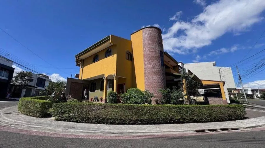 Venta de Casa en Granadilla de Curridabat. RAH 26-65 - Venta en Curridabat