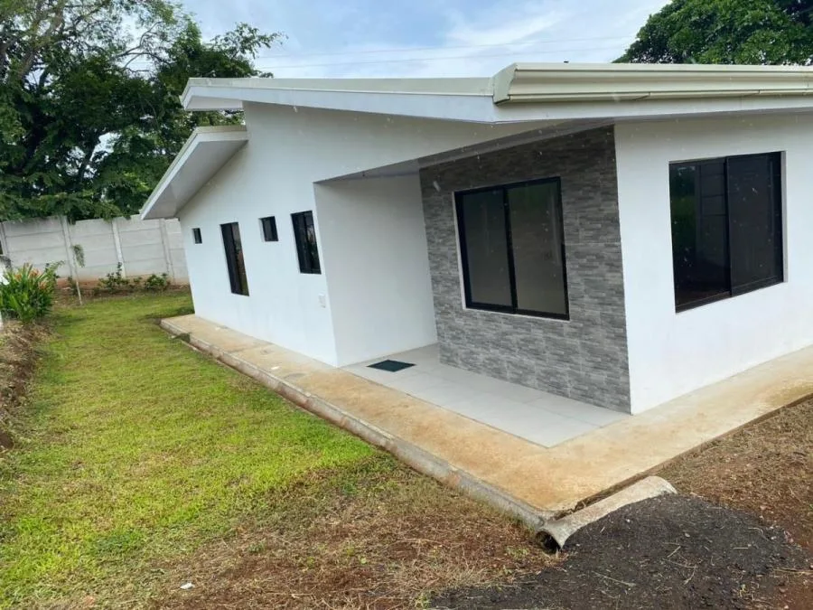 Se vende casa ubicada a 30 minutos  de Jacó en Puntarenas - Venta en Jacó