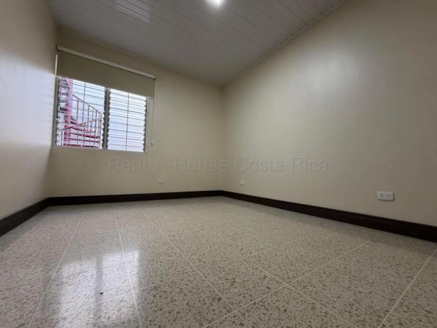 Casa de dos plantas en venta en Sabana Sur con patio y excelente ubicación urbana #26-1593 GS - Alquiler / Renta en San José — photo 5