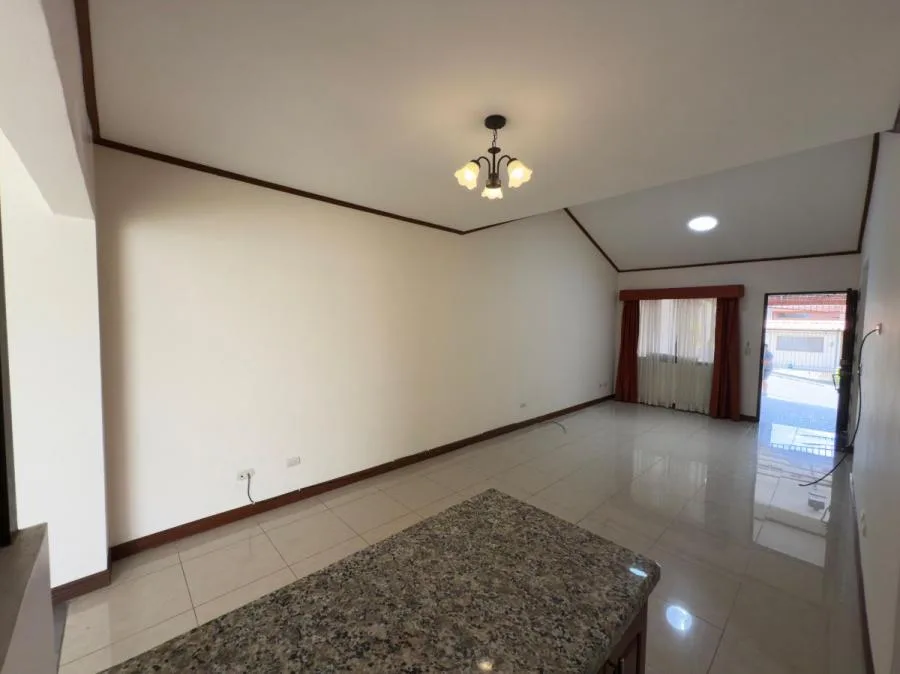 Venta de casa de una planta en Santo Domingo de Heredia # DE004 - Venta en Santo Domingo — photo 4