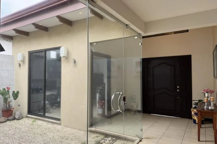 Venta de casa en condominio Los Hidalgos, Santo Domingo de Heredia #CZ003 USD 580 000 - Venta en Santo Domingo — photo 2