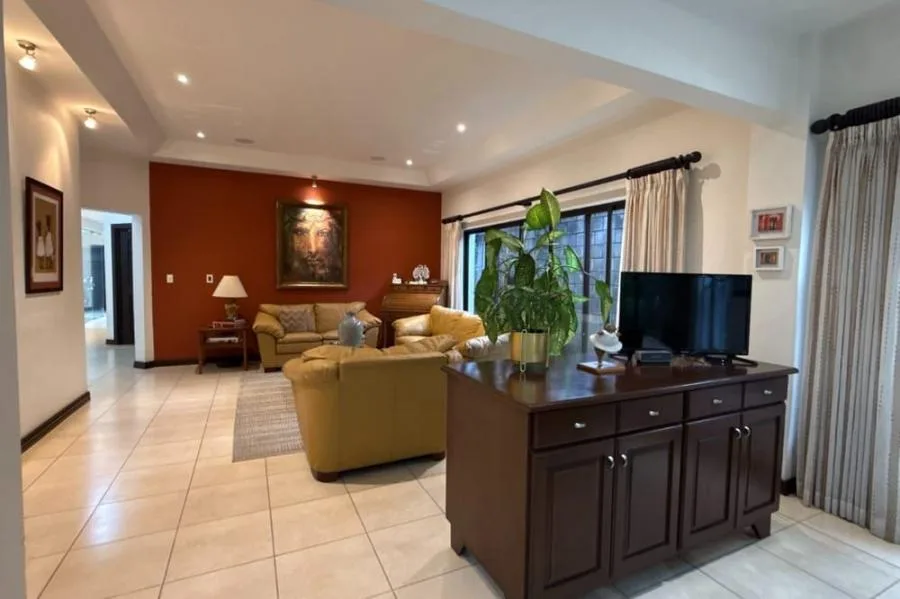 Venta de casa en condominio Los Hidalgos, Santo Domingo de Heredia #CZ003 USD 580 000 - Venta en Santo Domingo — photo 4