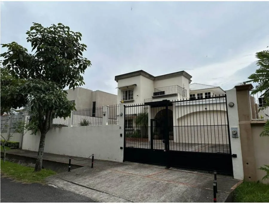 Venta de casa independiente en Santa Ana US$475,000 #ER001 - Venta en Santa Ana