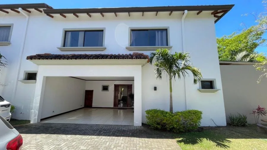 Venta de casa esquinera Escazú, Guachipelín - Venta en Escazú