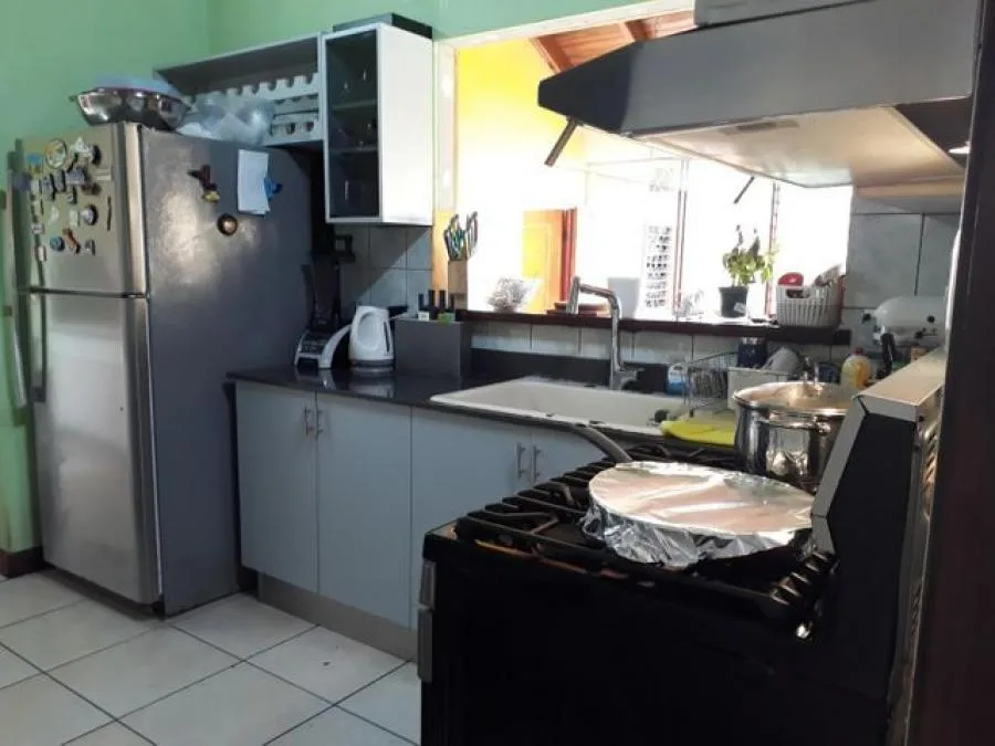 Casa con cuatro habitaciones y amplio Jardin ubicado en Los Colegios Norte, Moravia RAH 231503 - Venta en Moravia — photo 2