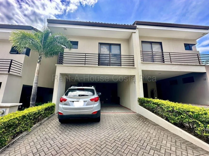 Venta de Casa en Parques del Sol-Santa Ana.  - Venta en Santa Ana