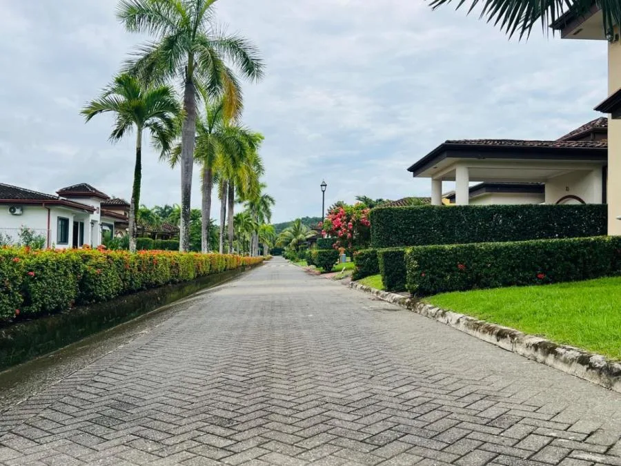 Venta de Casa a pocos pasos del mar en Bejuco.  - Venta en Parrita