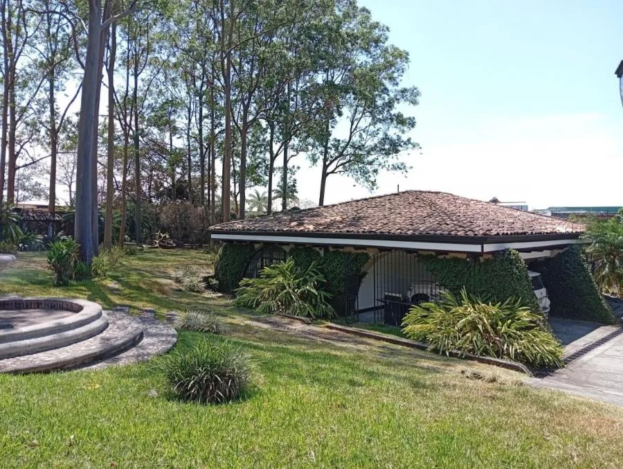 Alquilo casa con uso de suelo mixto en Lindora Santa Ana MGA - Alquiler / Renta en Santa Ana