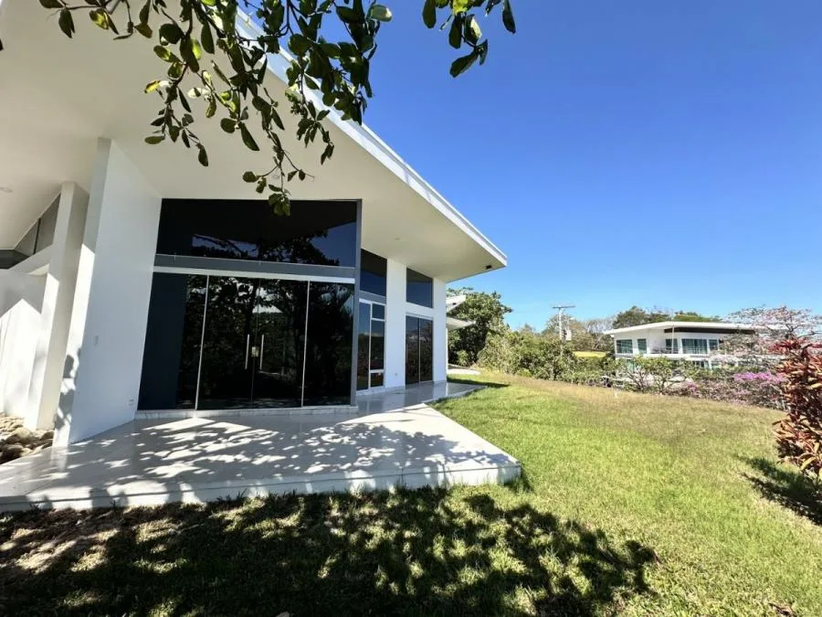 Venta de casa con piscina en lote de 1523 m2 en Hacienda Paraiso Piedades Santa Ana MGA - Venta en Santa Ana