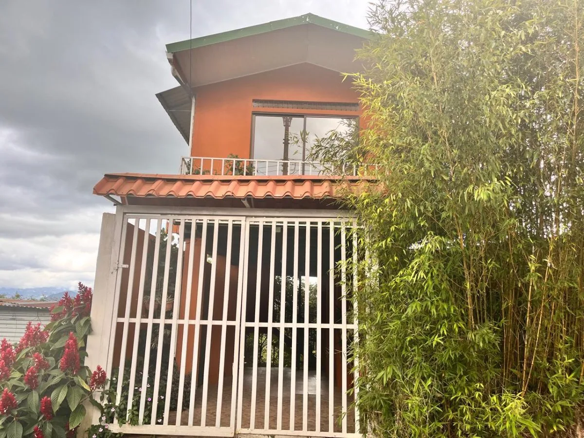 Casa amplia en venta en Aserrí con terraza y ambiente familiar #26-844 GS - Venta en Aserrí