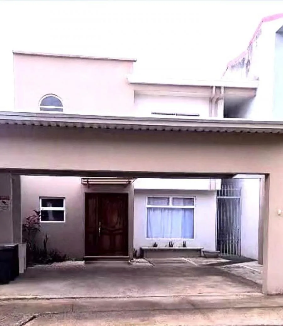 Casa moderna con terraza, rancho BBQ y vistas a la montaña en Sabanilla, Alajuela #26-1595 GS - Venta en Alajuela