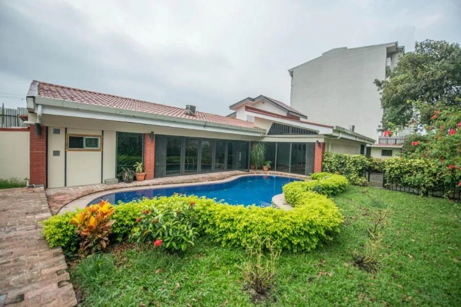 Alquiler de Casa con 8 habitaciones en La Uruca MGA - Alquiler / Renta en Uruca