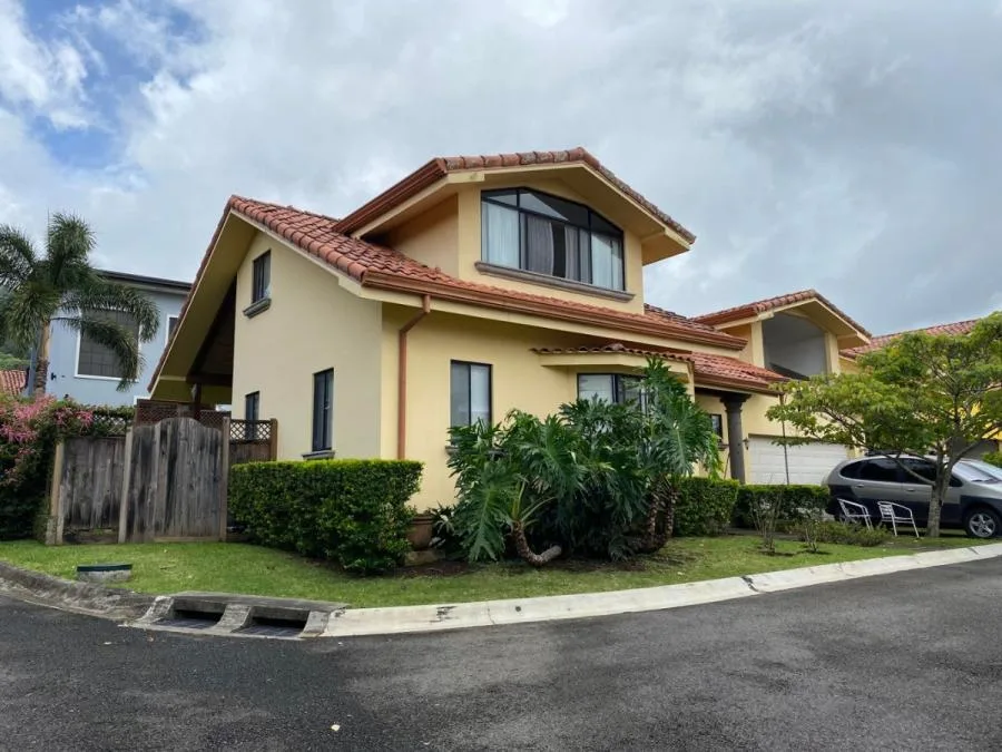 CASA EN VENTA EN CONDOMINIO LAS PAMPAS, PIEDADES, SANTA ANA RAH 233183  - Venta en Piedades