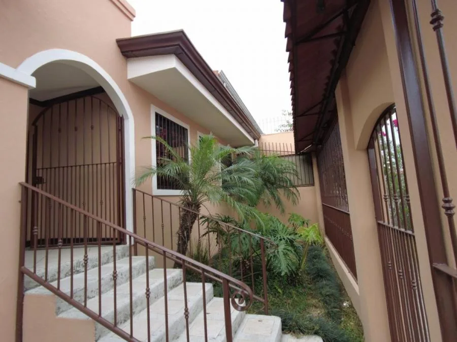 Espectacular casa en Lomas de Ayarco RAH 232386 - Venta en Curridabat