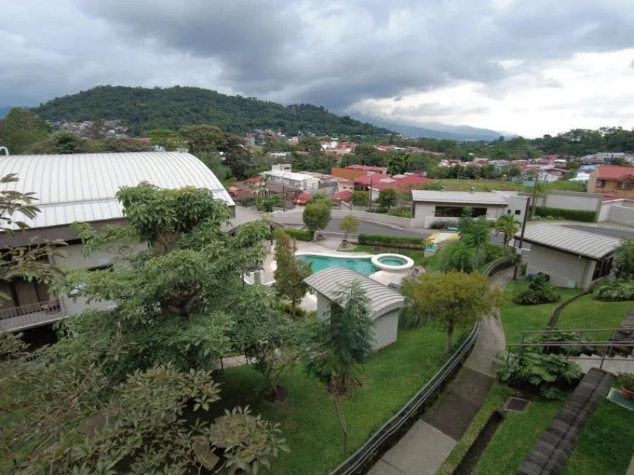 Venta de casa en Curridabat, Granadilla, 4 amplias habitaciones y zona verde  - Venta en Curridabat