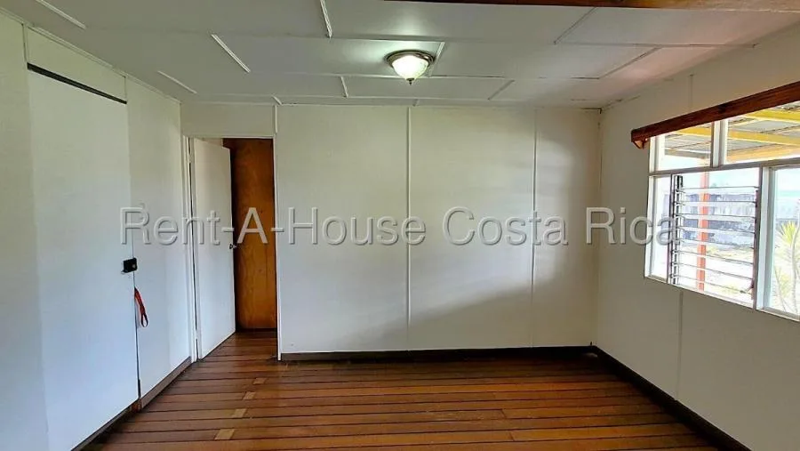 Propiedad comercial de 902 m² con amplio parqueo en Montes de Oca 26-1388 GS - Venta en Montes de Oca — photo 4