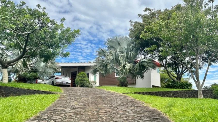 Venta de Casa en lote de 2400 m2 en la Guácima Alajuela MGA - Venta en Guácima
