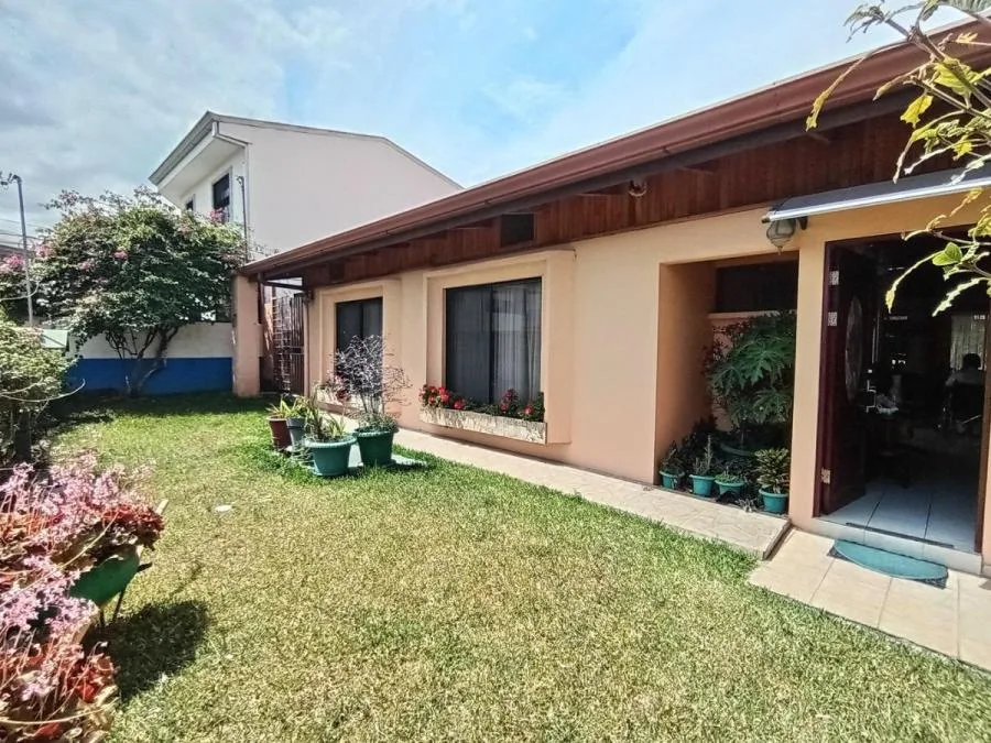 CASA EN VENTA EN ESCAZU, MLS #25-1415 - Venta en Escazú