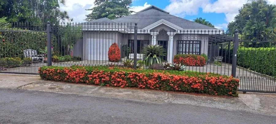 VENTA DE LUJOSA CASA EN GUAPILES PBR - Venta en Guápiles