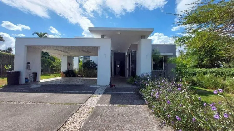Venta de casa con amplio lote en residencial privado en La Garita, Alajuela RAH 231782 - Venta en Alajuela