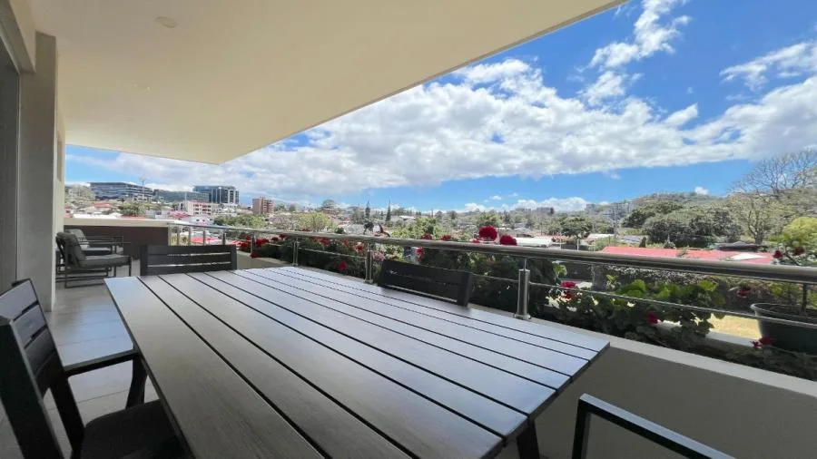 Venta Penthouse en San Rafael de Escazú en Condominio. 3 Habitaciones + servicio y 2 parqueos (JA) - Venta en Escazú