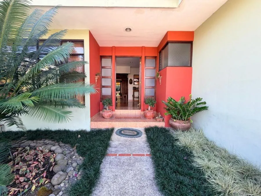 CASA EN VENTA EN ESCAZU, MLS #26-1295  - Venta en Escazú