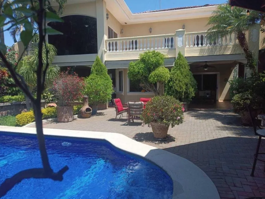 Venta de Casa de Lujo con piscina en Belén Heredia MGA - Venta en Belén