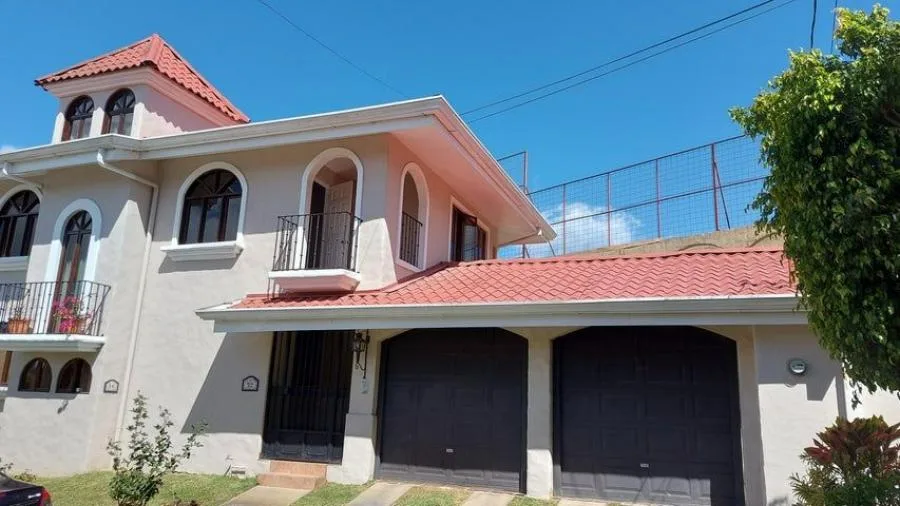Casa de cuatro habitaciones en excelente ubicación de San Isidro, Heredia RAH 232263 - Venta en Vasquez de Coronado