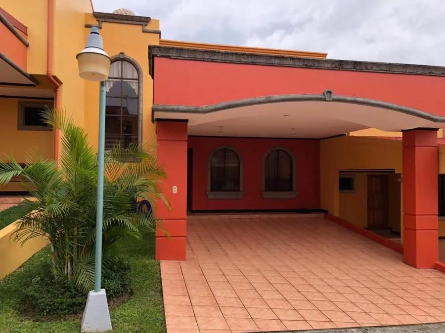 Casa de dos plantas en condominio Veranda, Sabanilla RAH 23502 - Venta en Montes de Oca