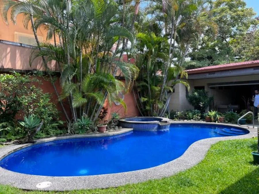 Venta de Casa en Rio Oro, Santa Ana. - Venta en Santa Ana