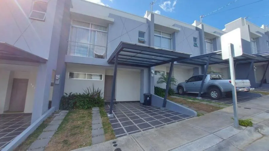 Casa con amplio jardin ubicada en Condominio Hacienda Lincoln en Santo Tomas RAH 231964 - Venta en Santo Tomás