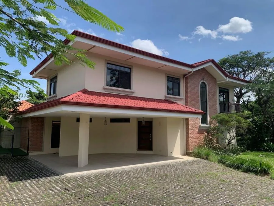 Venta de casa en condominio en Piedades de Santa Ana - Venta en Santa Ana