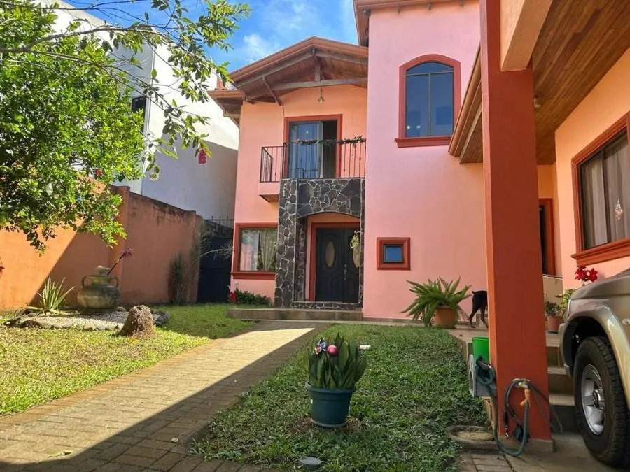 Casa en Venta en Flores de Heredia. RAH 24-959 - Venta en Flores