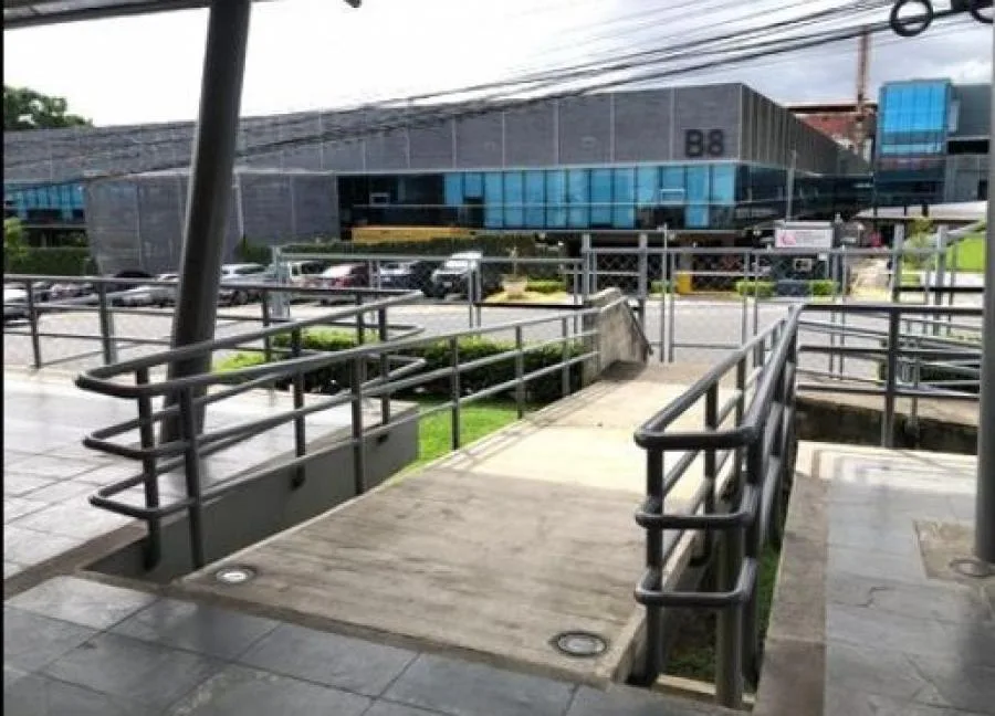 Edificio de Oficinas en alquiler en Calle Blancos. PC9674309 - Alquiler / Renta en Goicoechea — photo 2