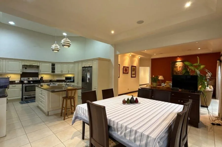 Venta de casa en condominio Los Hidalgos, Santo Domingo de Heredia #CZ003 USD 580 000 - Venta en Santo Domingo — photo 2