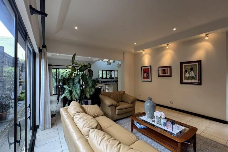 Venta de casa en condominio Los Hidalgos, Santo Domingo de Heredia #CZ003 USD 580 000 - Venta en Santo Domingo — photo 3