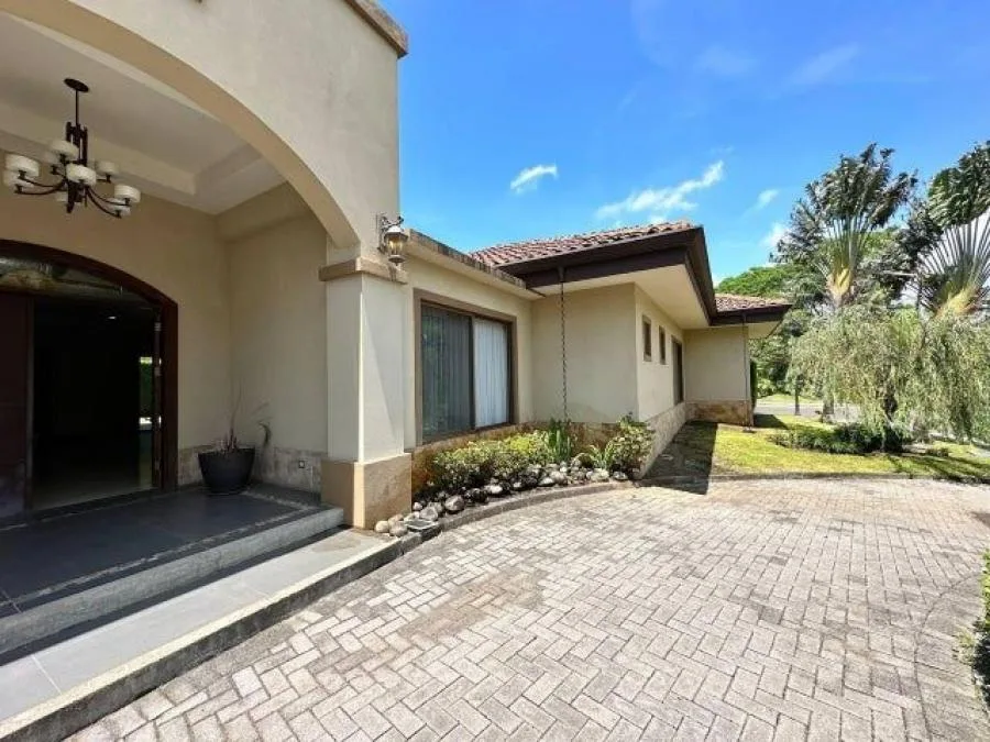 Venta de Casa en Rio Oro, Santa Ana. - Venta en Santa Ana