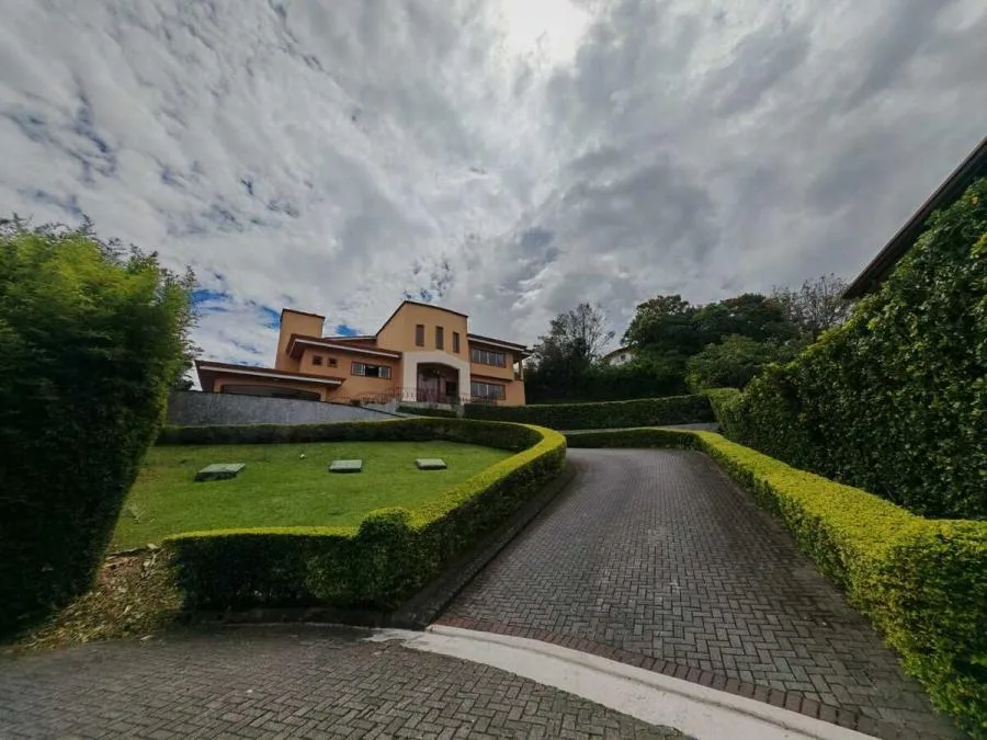 Venta de casa de lujo en Condominio Eco Residencial Villa Real, Santa Ana US$ 1,300,000 #UT4235 - Venta en Santa Ana